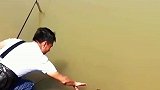 男子垂钓，差一点就抓住大黄鳝