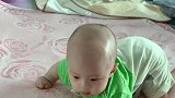 四个月的宝宝好厉害，这么小就会做出这么超难度的动作，太厉害了