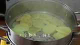 教你做笑脸土豆饼，一根筷子一根勺子就能做出笑脸形状，简单实用