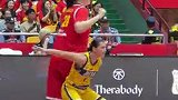 中国女篮张子宇济南赛场首秀，2米26身高的她与防守队员对比悬殊。网友：防不住！根本防不住！