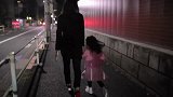 章子怡挺孕肚带醒醒海边游玩，4岁的女儿暴风抽高超像汪峰