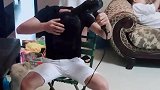 小伙子吹头发，没想到女朋友会这样恶搞