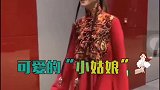 杨丽萍演出结束表演“孔雀开屏”，61岁仍像个小姑娘