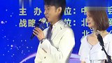 张丹峰洪欣现身深圳机场,两人全程无交流,像极了陌生人