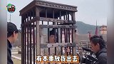 演员轻松“越狱”砸伤摄像大哥，都是道具惹的祸呀