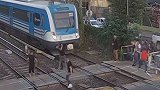 阿根廷：青年跑到铁轨中间打群架，火车疾驰而过险些撞上