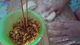 马营美食酸菜包，自家腌制的酸菜剁成馅，包成包子味道香！