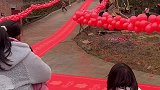 小伙在老家结婚从村口到家门口摆满了气球红毯