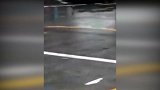 重庆一新能源轿车充电时爆炸自燃 有人冒火上前将车开走