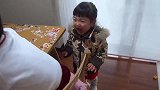 岛国依然重男轻女，哥哥抢走玩具惹哭妹妹，爸爸却在旁边录视频
