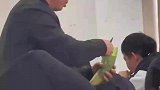 英语老师课间与同学分享山东特产，学生能当水果吃，老师很可爱