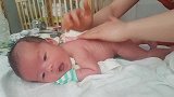 出生第20天的宝宝，做按摩是这个样子的，表情太可爱了