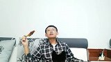 主人为了惩罚哈士奇拆家，吃鸡腿引诱二哈，就不给它吃！