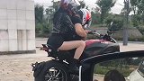 真羡慕这哥们，看到后座的美女之后，这辆四轮的瞬间就不香了！