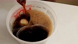 把鸡蛋放入可乐里1年，重新打开后，再也不沉迷碳酸饮料了！