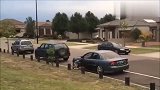 街头整蛊：外国小伙用玩具吓唬路人，太搞笑了