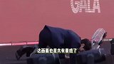 曾舜晞走红毯戒指甩飞，当众趴地上找戒指，宋妍霏差点平地摔笑场