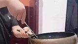 男子倒油面目狰狞，一旁的人都看不下去了