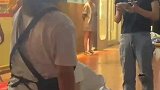 女子路边突然晕倒，中医大夫当街针灸救人