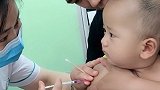 8个月大萌娃打疫苗针面不改色，全程淡定盯着护士姐姐看