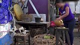 猫咪：我在吃饭，你打我干嘛！神经病啊！