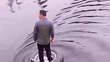 传说中的“水上漂”，大爷就用了一个轮胎，桨都不用