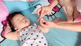 小宝宝睡着了，妈妈才敢给宝宝剪指甲，对待孩子就是这么小心翼翼