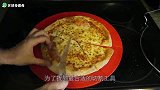 小伙嫌切披萨太麻烦，从网上淘来披萨分割器，一刀下去效果太惊艳