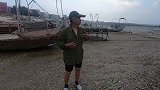 泰叔收陷阱遇到乌云压顶的天气，地龙把陷阱当成避难所，一窝全抓