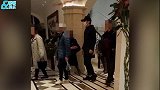 网友偶遇邓超带家人聚餐，母亲精神气质优越，一家都是高颜值
