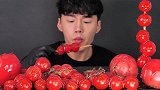 小哥哥吃的才不是普通的糖葫芦，是圣女果糖葫芦哦