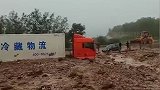 忻州环城高速遭泥石流袭击 泥沙堆积接近一米 交通中断多车被困