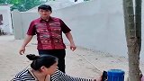 大衣哥招呼干活的工友，过来凉快凉快，不知饭食招待的怎样