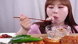 韩国妹子吃烤肉和辣白菜，吃的太香了