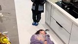 女子突然痛经倒地挣扎，宝宝看到妈妈瞬间崩溃