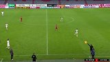 下半场补时第4分钟拜仁慕尼黑球员莱万多夫斯基射门 - 打偏