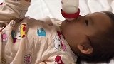 小宝宝这喝奶技术真牛，居然能把腿抬得这么高，好搞笑！
