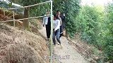 小伙相亲, 媒婆带两个美女 一个嫌弃家穷，一个要求做上门女婿