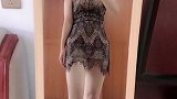 老婆这件裙子好看吧，腿很性感迷人