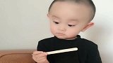 妈妈偷吃留下了证据，萌娃拿着证据盯着妈妈看，真是个小人精