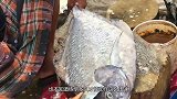 大叔处理黑鲳鱼真粗鲁，弯刀飞速刮鱼鳞，菜刀挥舞刀刀利落又平整