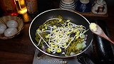 炒豆芽的家常做法，简单又好吃的酸豆角炒豆芽，超级开胃