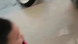 舅舅撑着大伞来接外甥