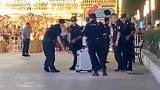 虚惊一场！警方通报绵阳凯德广场清场：系两青年遗落衣物箱
