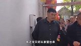 气愤！大衣哥家门遭无赖乡民一脚踹开，面带苦笑和众人合影！