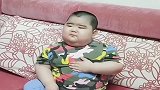 小胖正给爸爸理论，说着说着就唱起来了，这气势太霸气了！