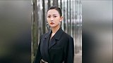 她是唐嫣工作室签下的首批艺人，今穿西装裙配高跟鞋，气场炸裂