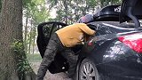 自驾游露营在小树林，天黑了，喝着小酒，看着露天电影，太舒服了