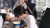 美女在吃泡面，小伙这么做是给自己的人生走捷径吗