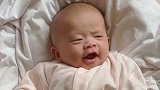 小宝宝睡醒了，接下来宝宝的反应好萌啊，这表情太逗了！